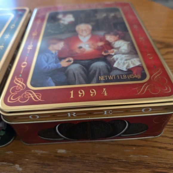 Unlock the Magic Holiday Oreo Tin Set - Picture 7 of 8